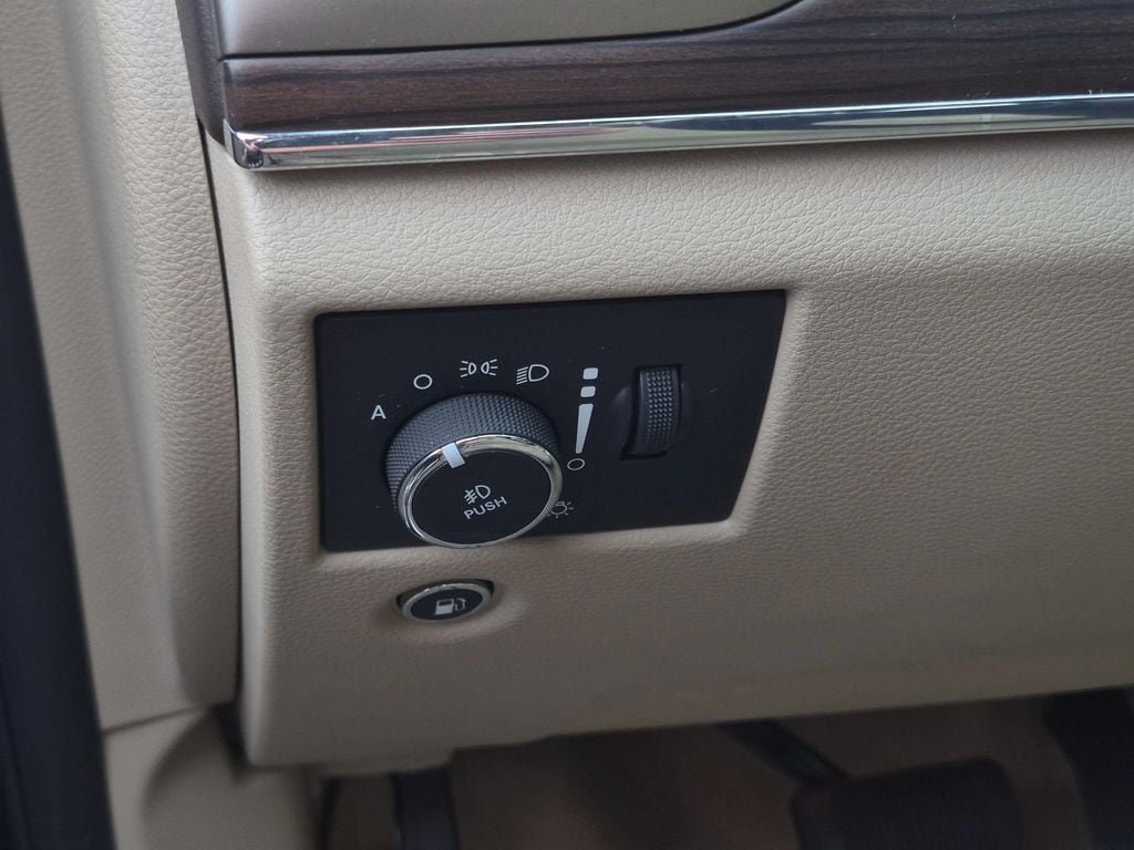Used 2017 Jeep Grand Cherokee Overland AWD/4WD image 15