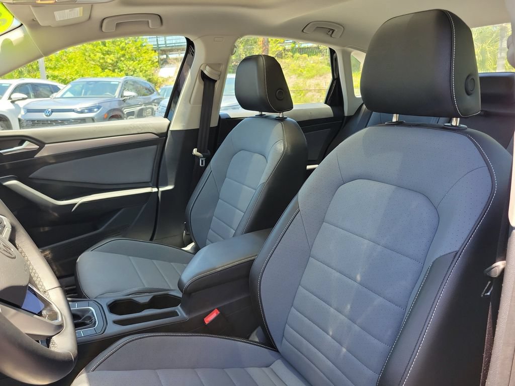 Used 2025 Volkswagen Jetta SE w/ Sunroof Package FWD image 20