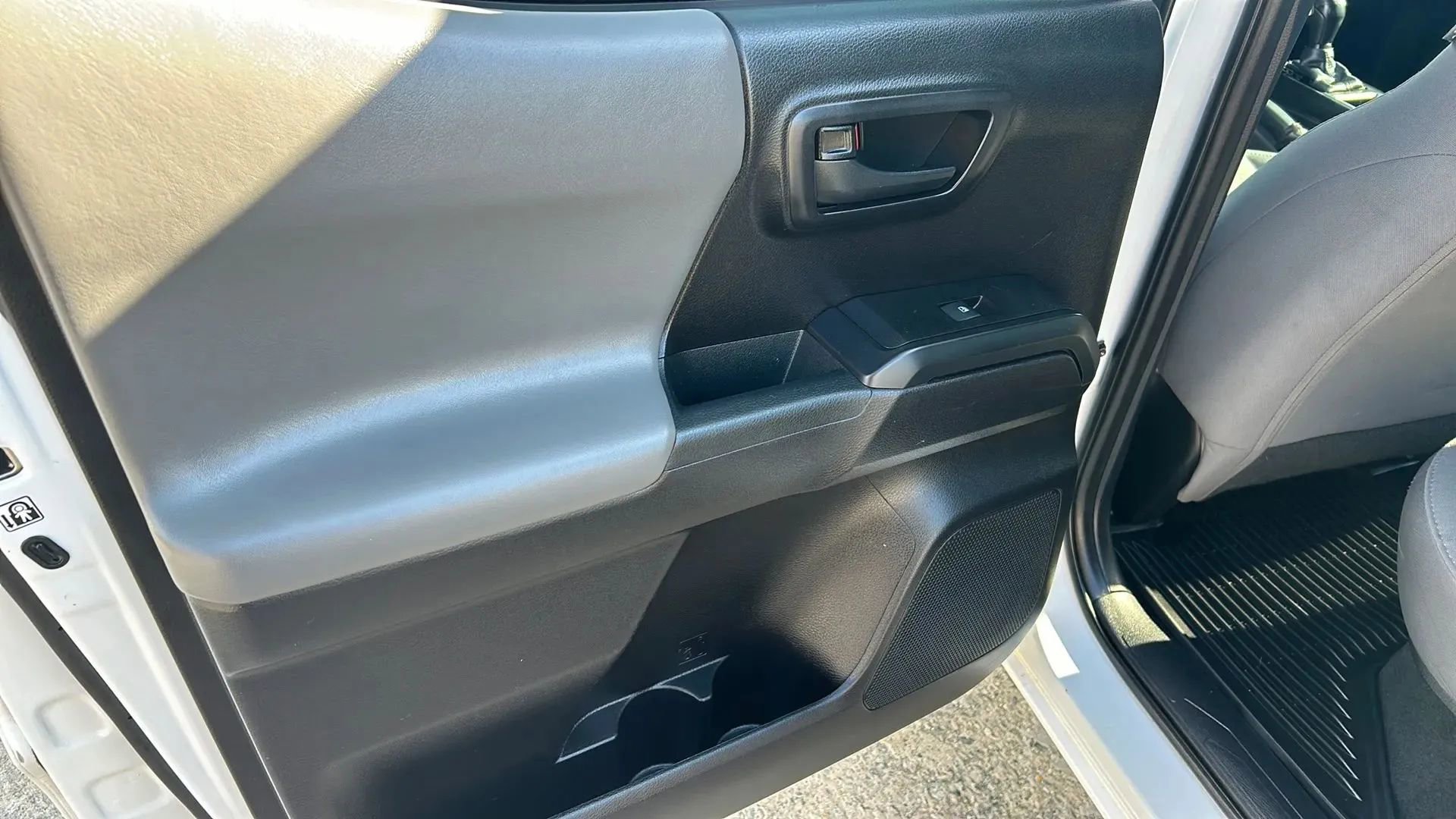 Used 2020 Toyota Tacoma SR image 35