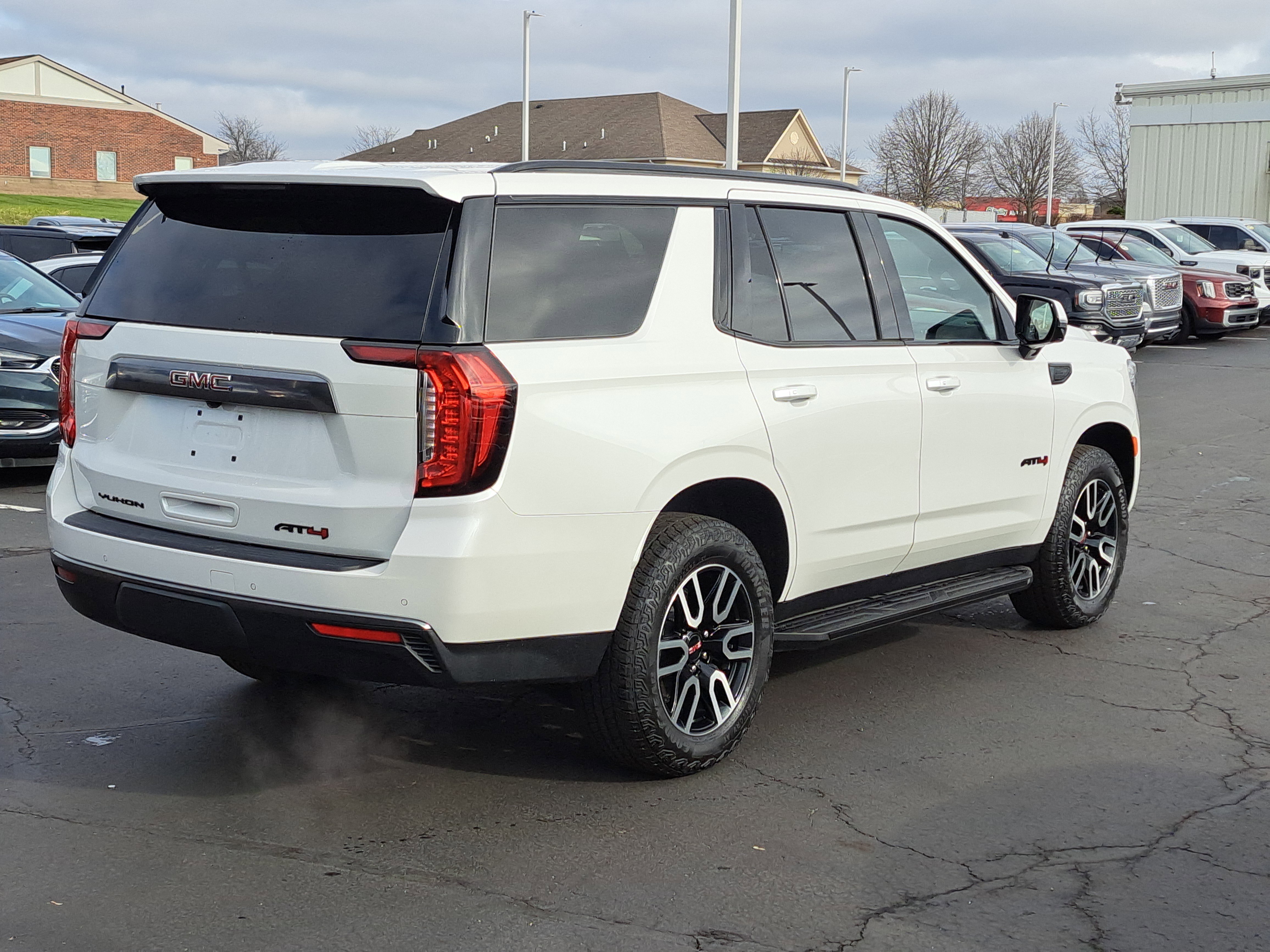 Used 2024 GMC Yukon AT4 w/ Technology Package image 4