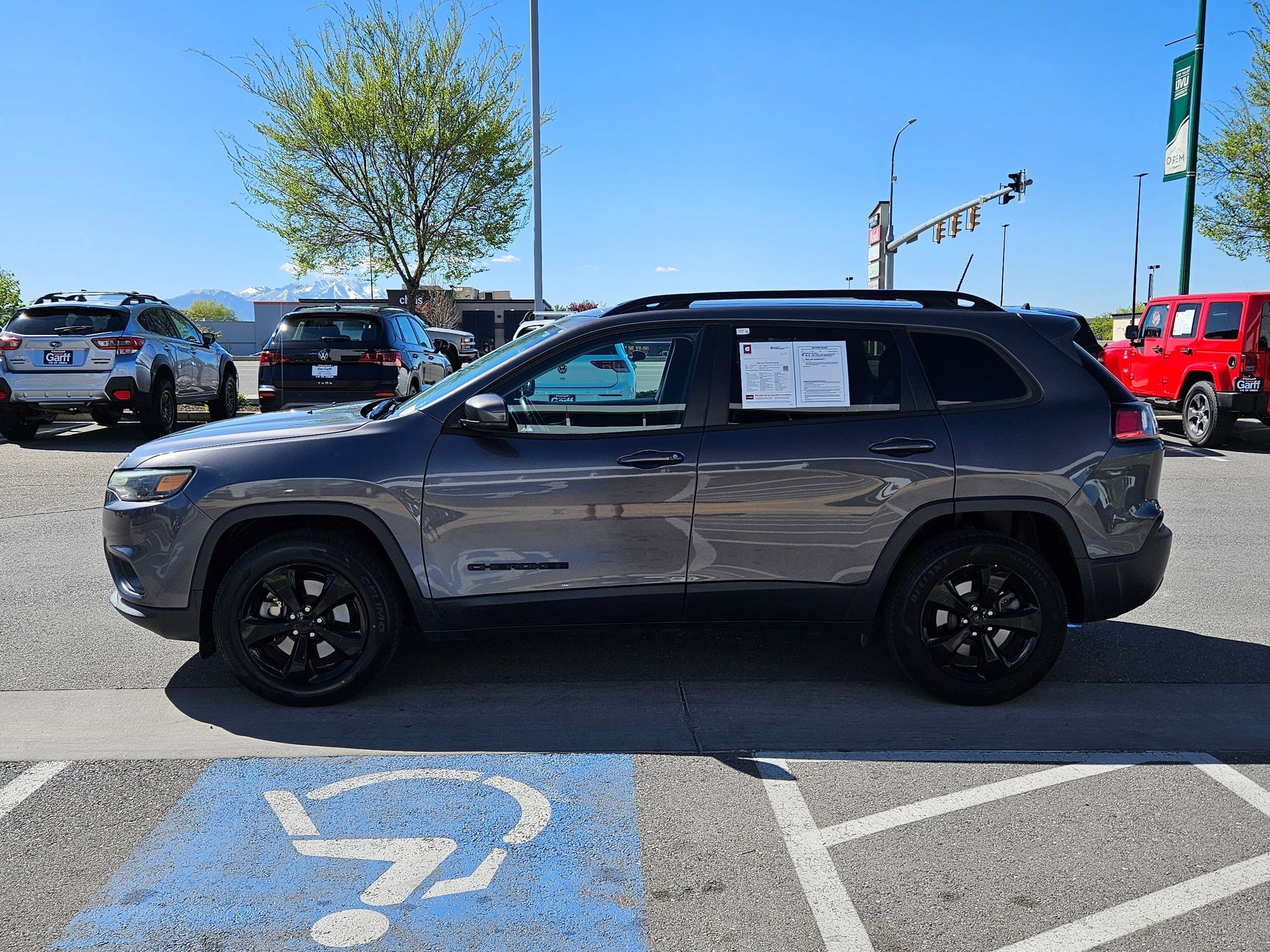Used 2020 Jeep Cherokee Latitude Plus w/ Cold Weather Group AWD/4WD image 9
