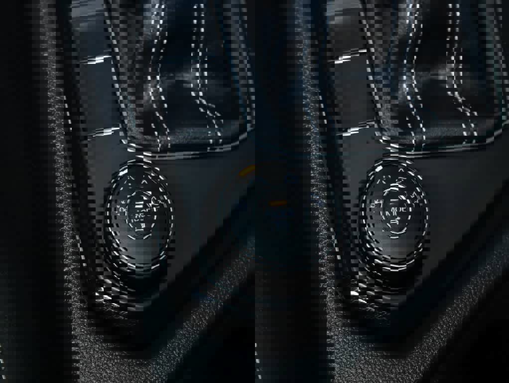 Certified 2025 Volkswagen Taos SEL image 28