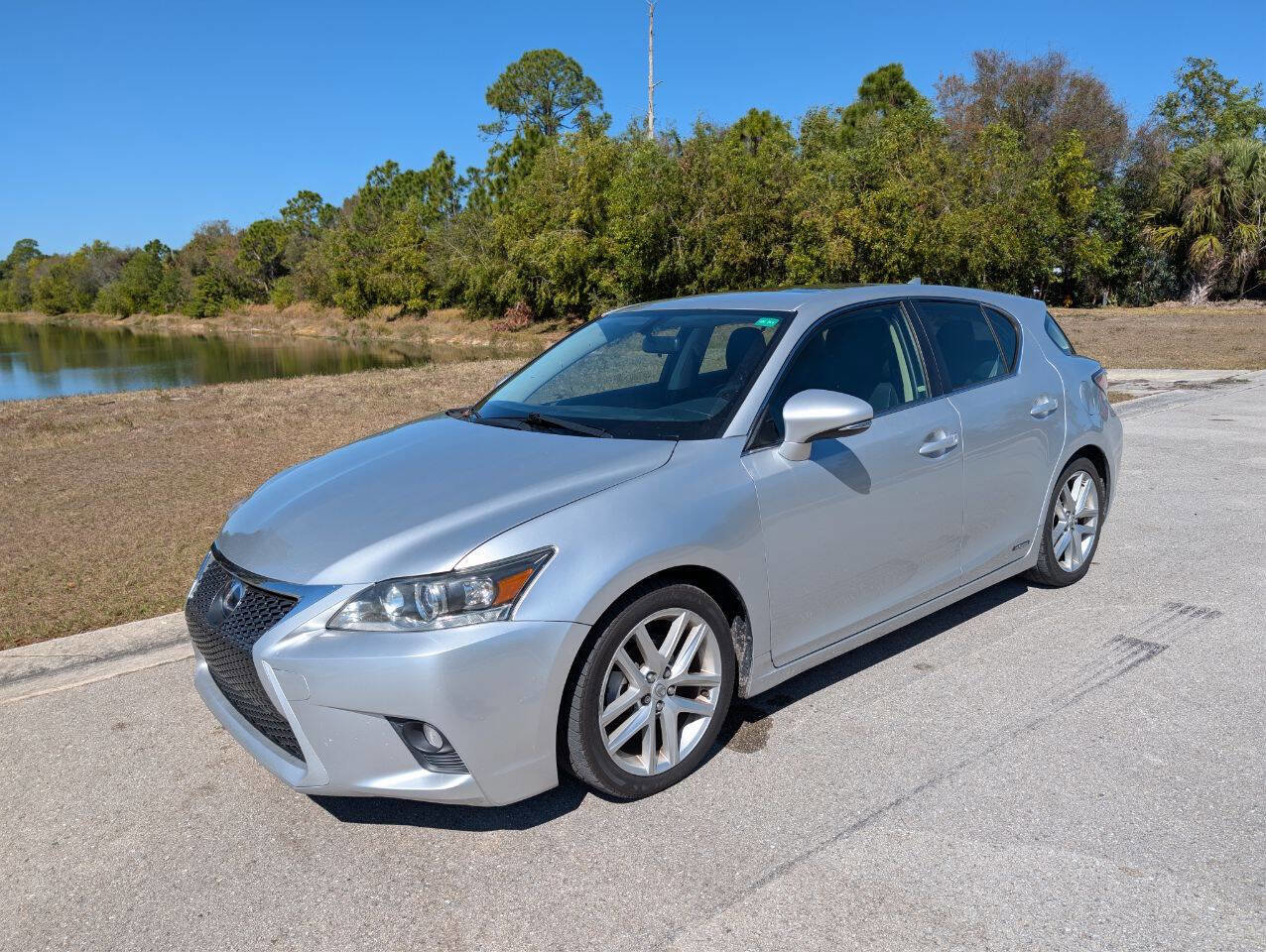Used 2015 Lexus CT 200h image 2