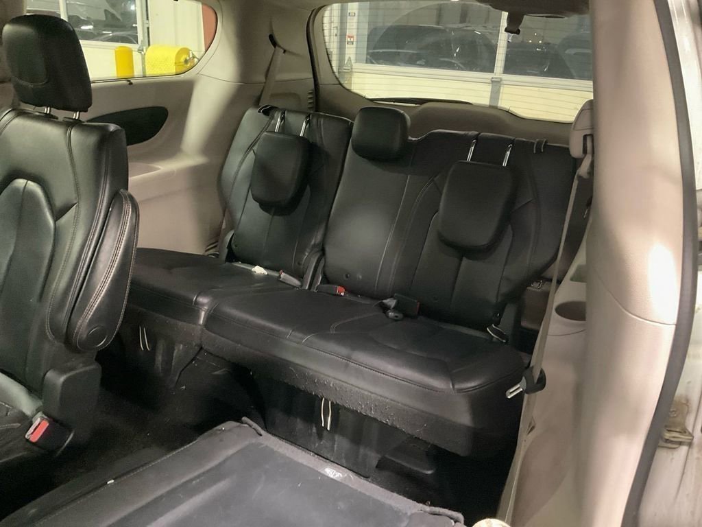 Used 2020 Chrysler Pacifica Touring-L image 4