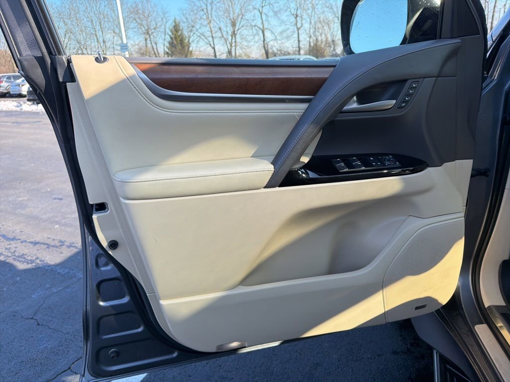 Used 2020 Lexus LX 570 4WD w/ Luxury Package image 21
