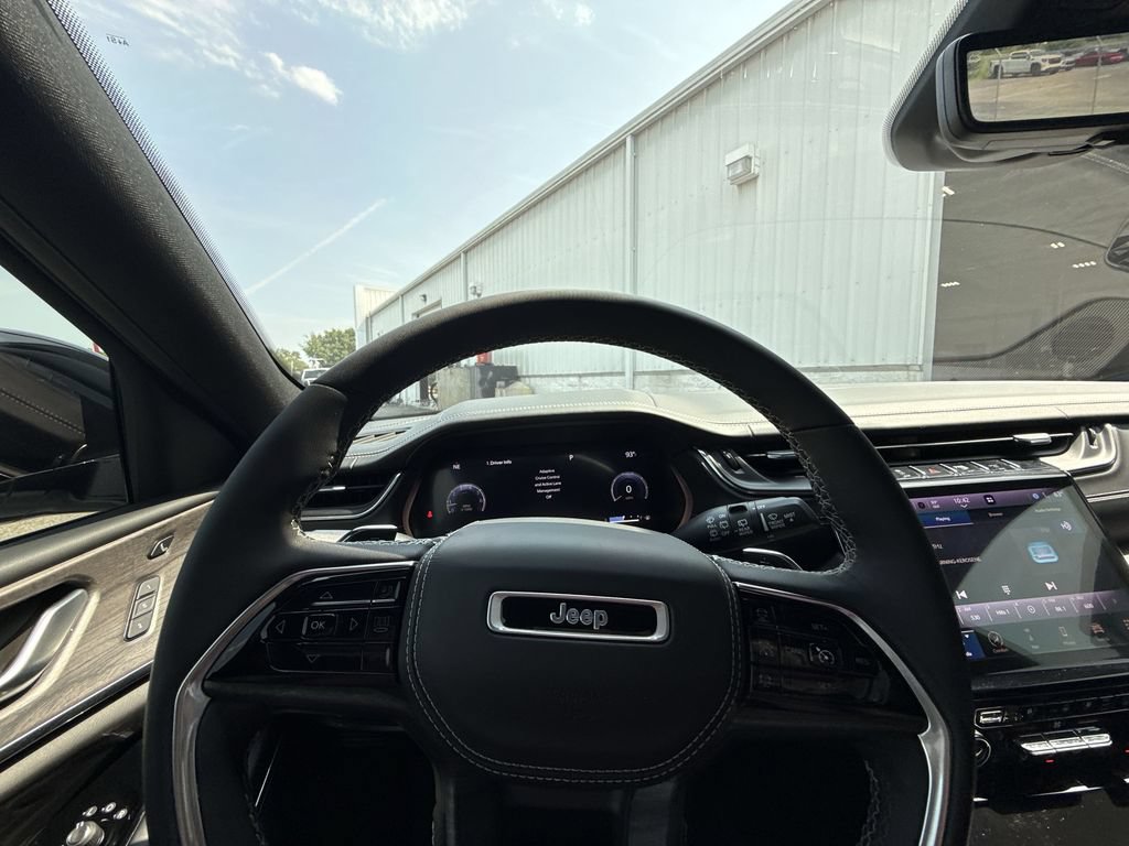 Used 2023 Jeep Grand Cherokee Overland w/ Luxury Tech Group IV RWD image 17