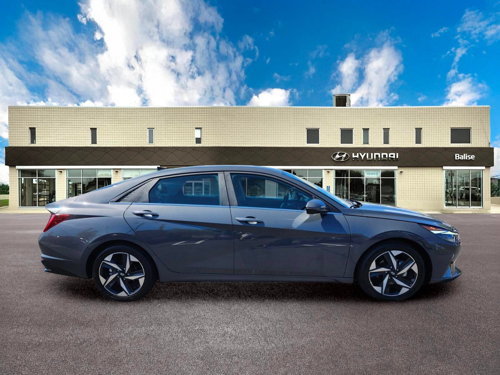 Used 2023 Hyundai Elantra Limited w/ Preferred Accessory Package FWD image 2