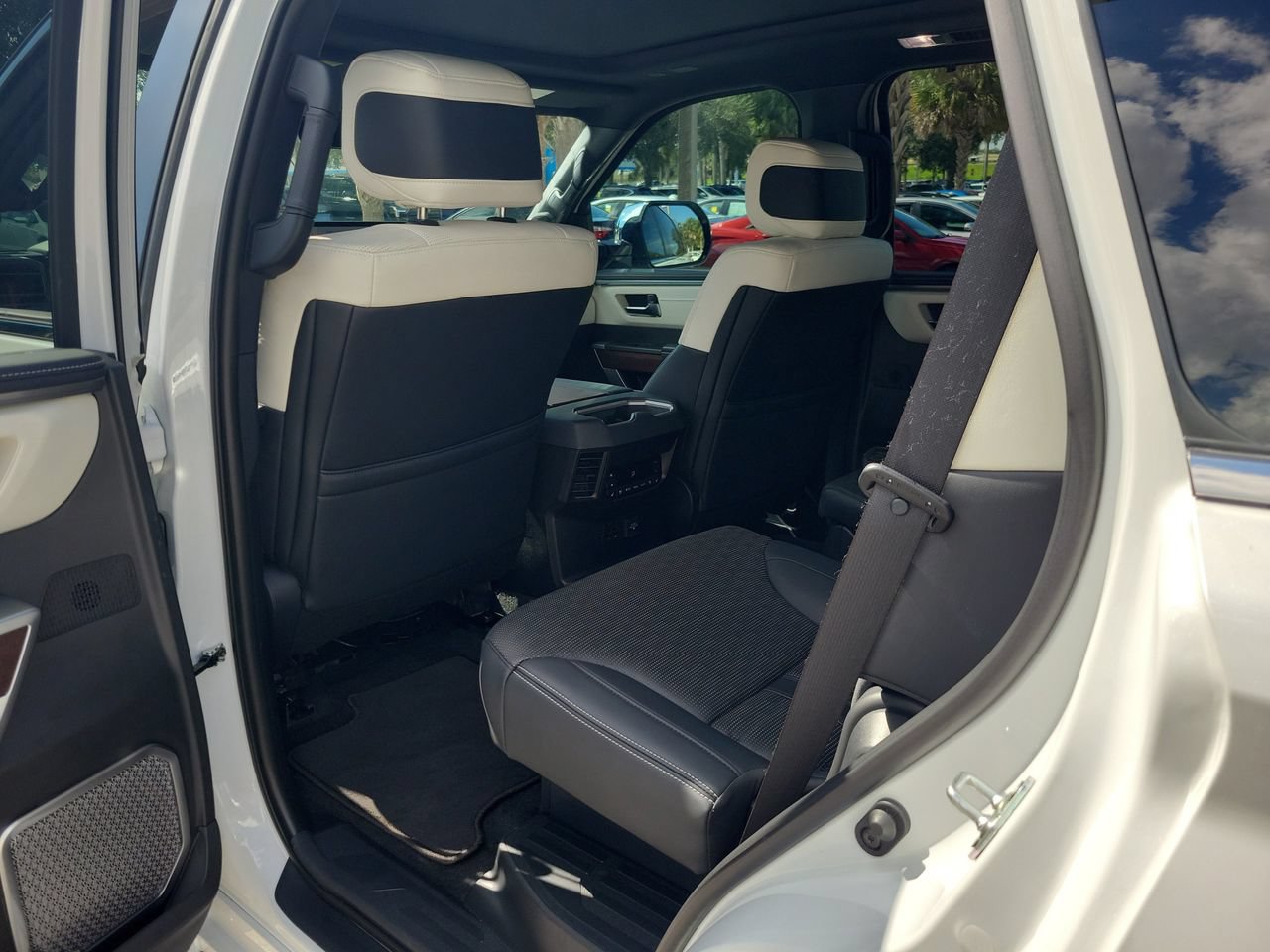 Used 2025 Toyota Sequoia Capstone AWD/4WD image 9