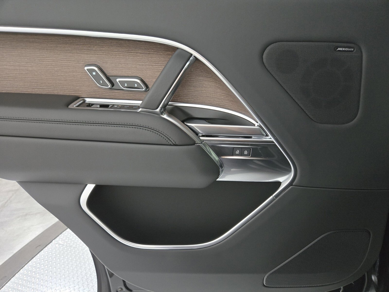 New 2025 Land Rover Range Rover Long Wheelbase SE image 20