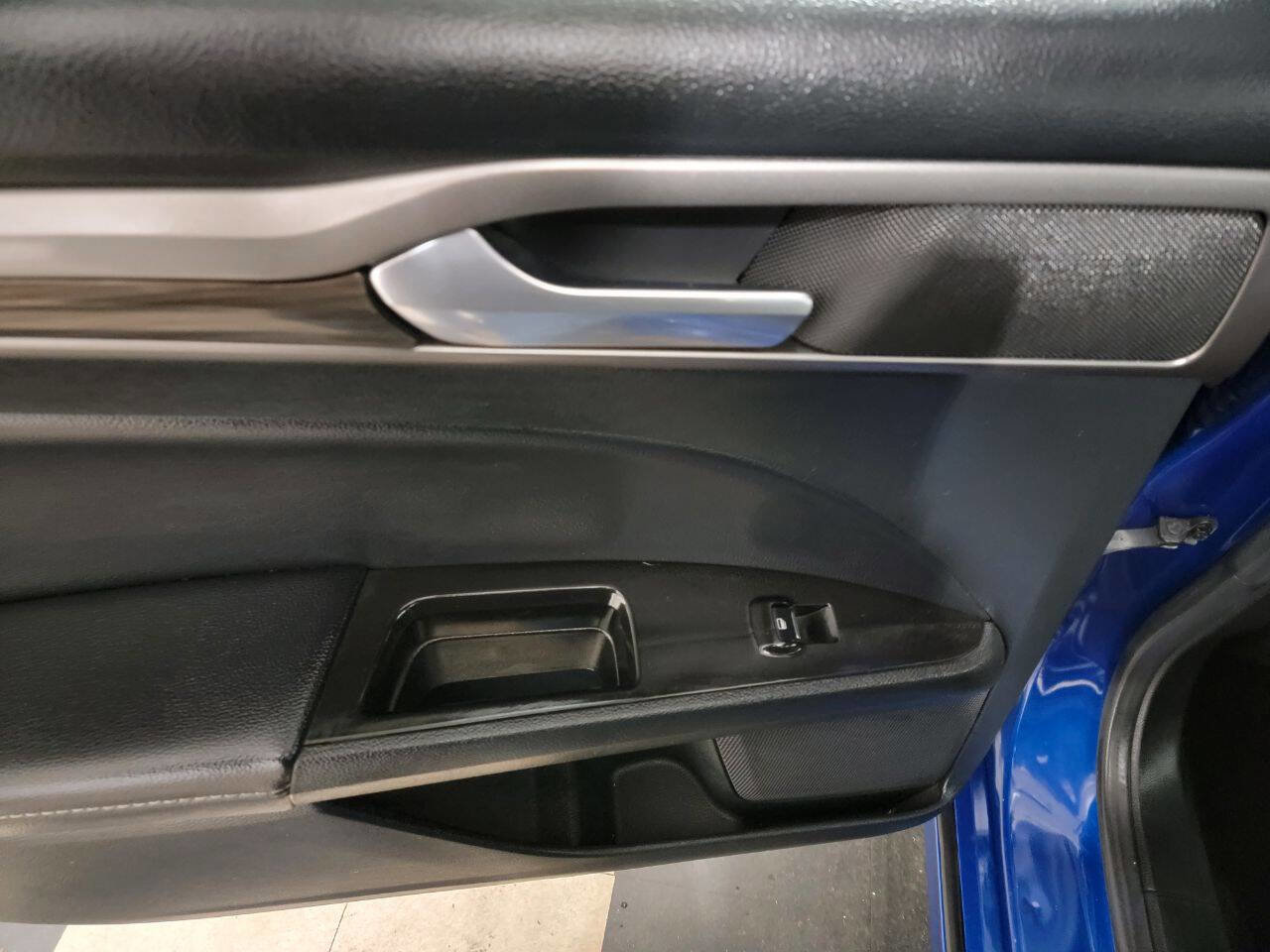 Used 2017 Ford Fusion SE w/ Fusion SE Technology Package FWD image 16