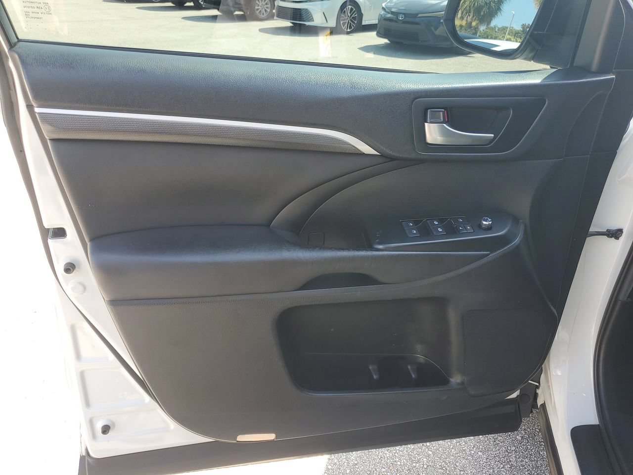 Used 2019 Toyota Highlander SE FWD image 13