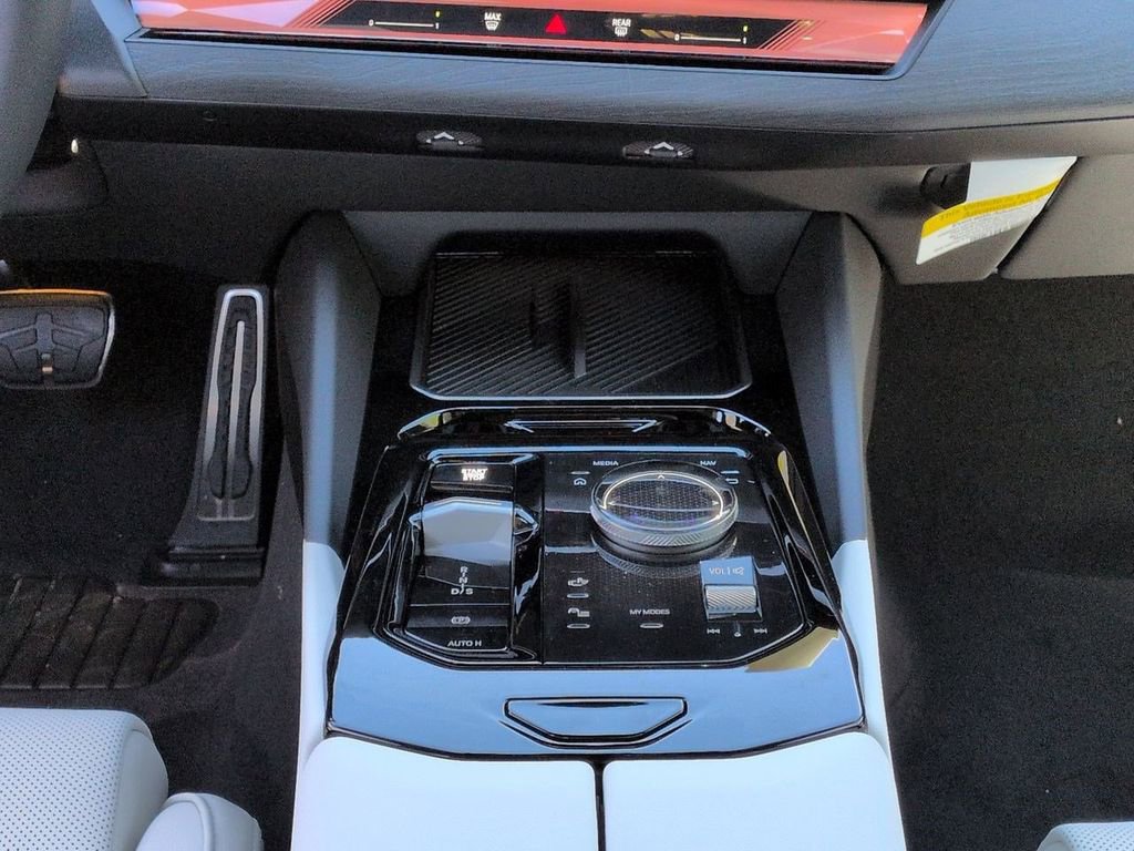 New 2026 BMW 550e xDrive image 18