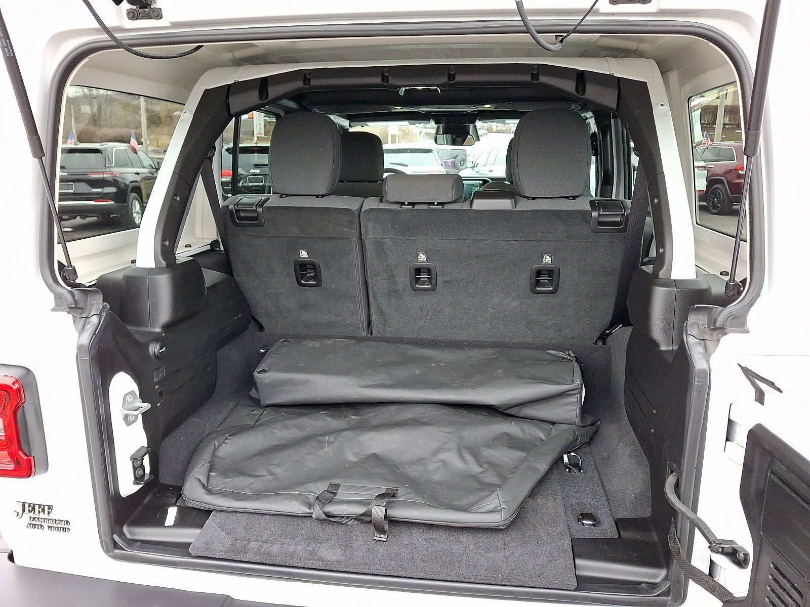 Certified 2025 Jeep Wrangler Unlimited Sahara w/ Safety Group image 27