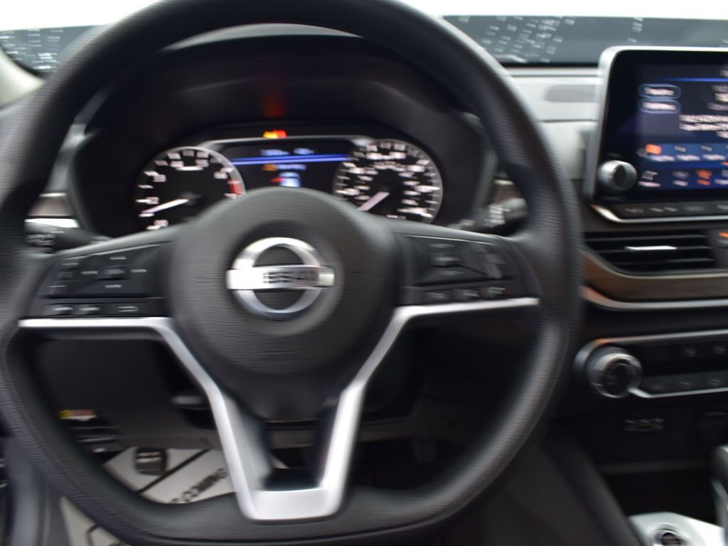 Used 2024 Nissan Altima 2.5 SV image 14