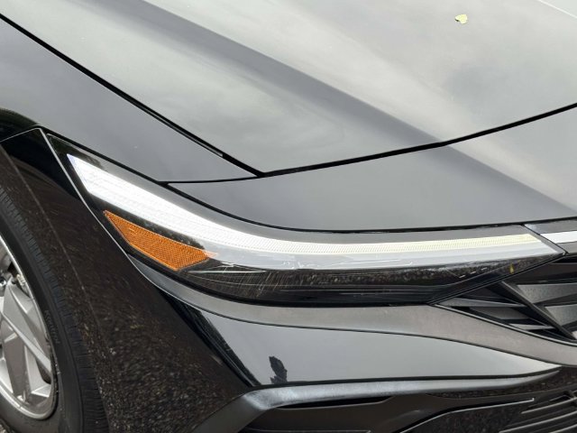 Used 2025 Hyundai Elantra SE FWD image 8