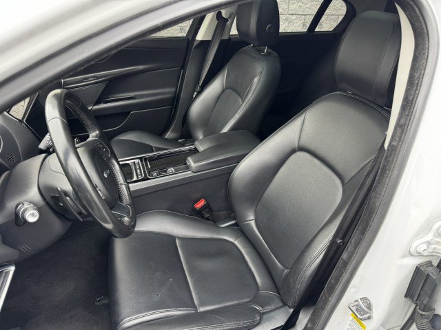 Used 2019 Jaguar XE Premium image 6