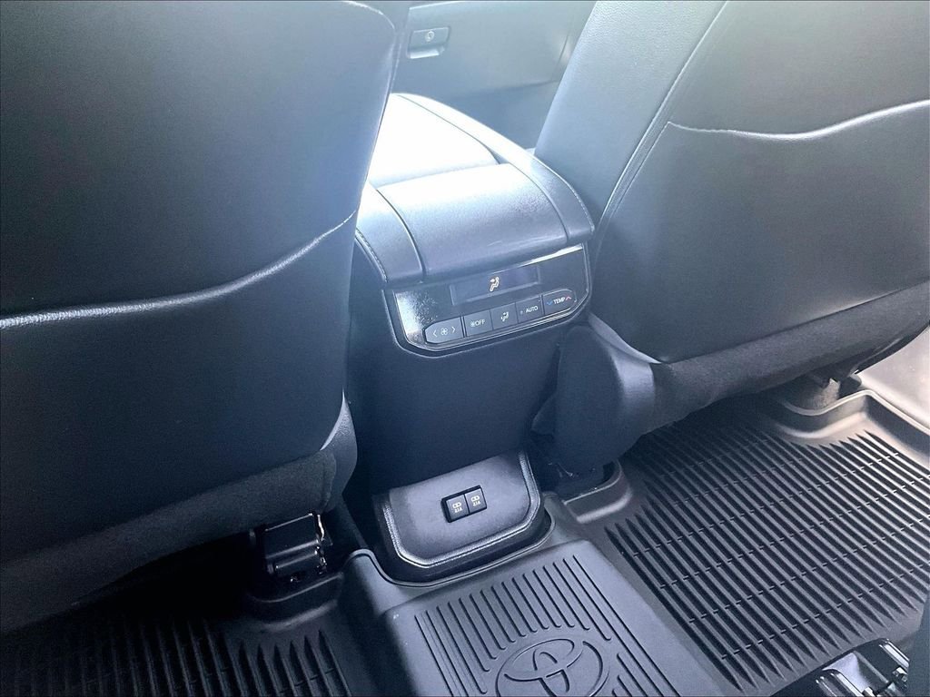 Certified 2021 Toyota Highlander XLE AWD/4WD image 29