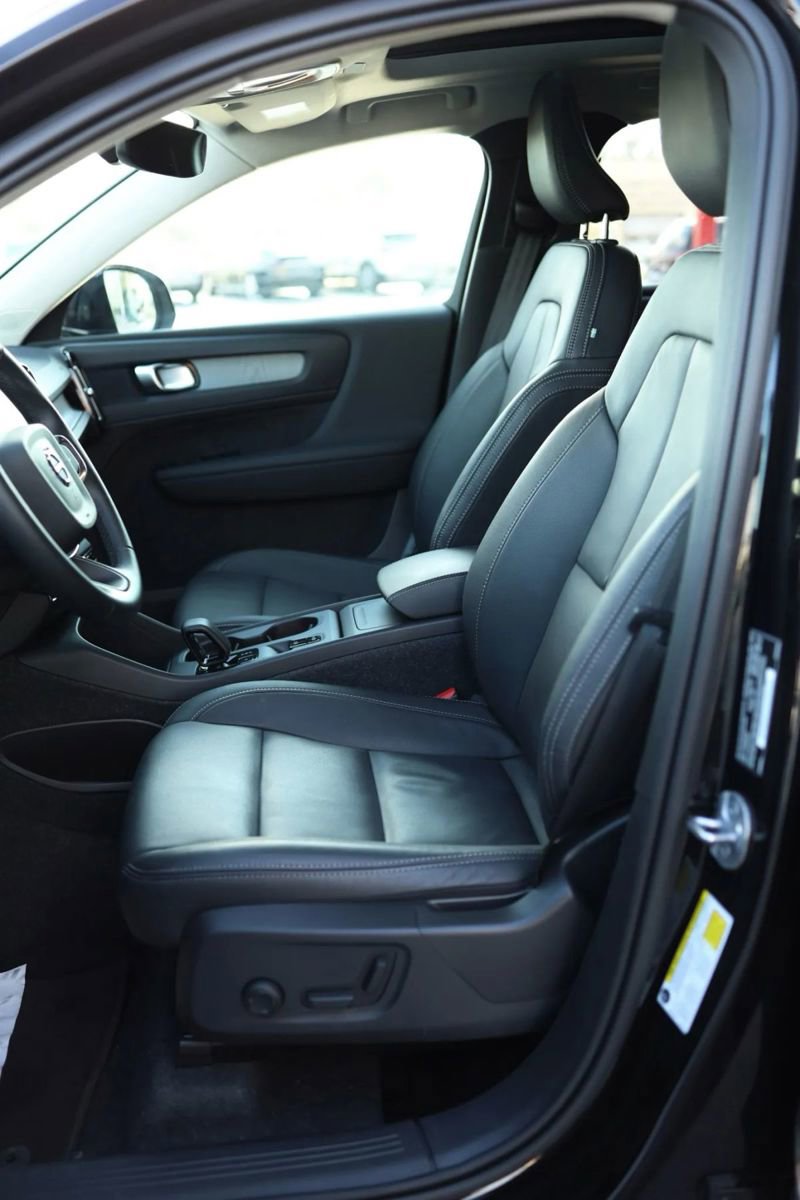 Used 2025 Volvo XC40 B5 Core image 14
