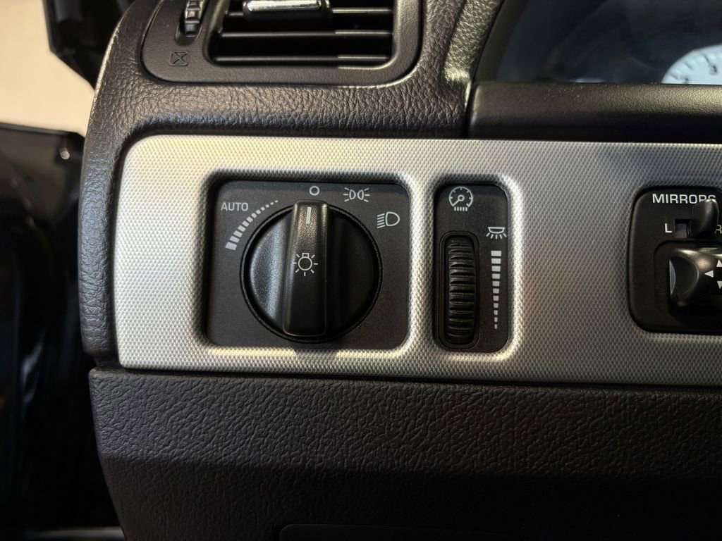 Used 2005 Ford Thunderbird image 18