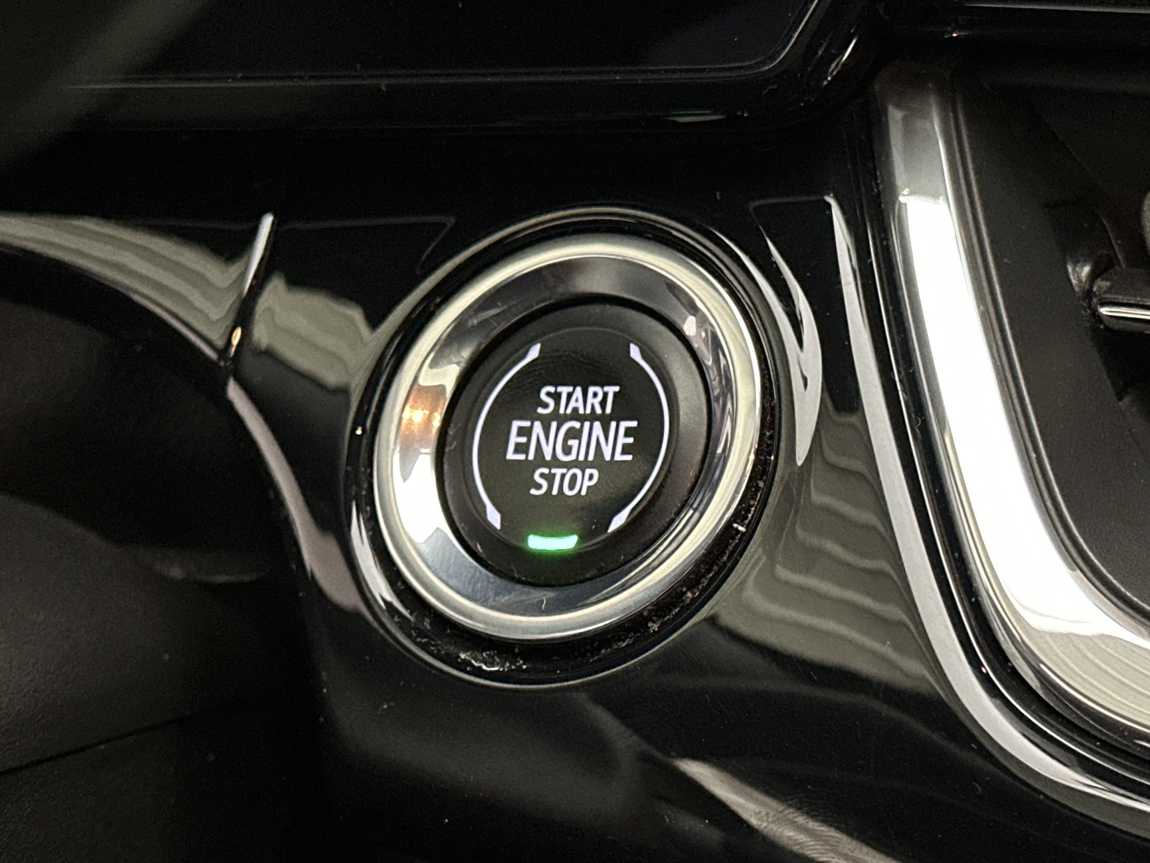 Used 2025 Chevrolet Trax RS w/ Sunroof Package FWD image 29
