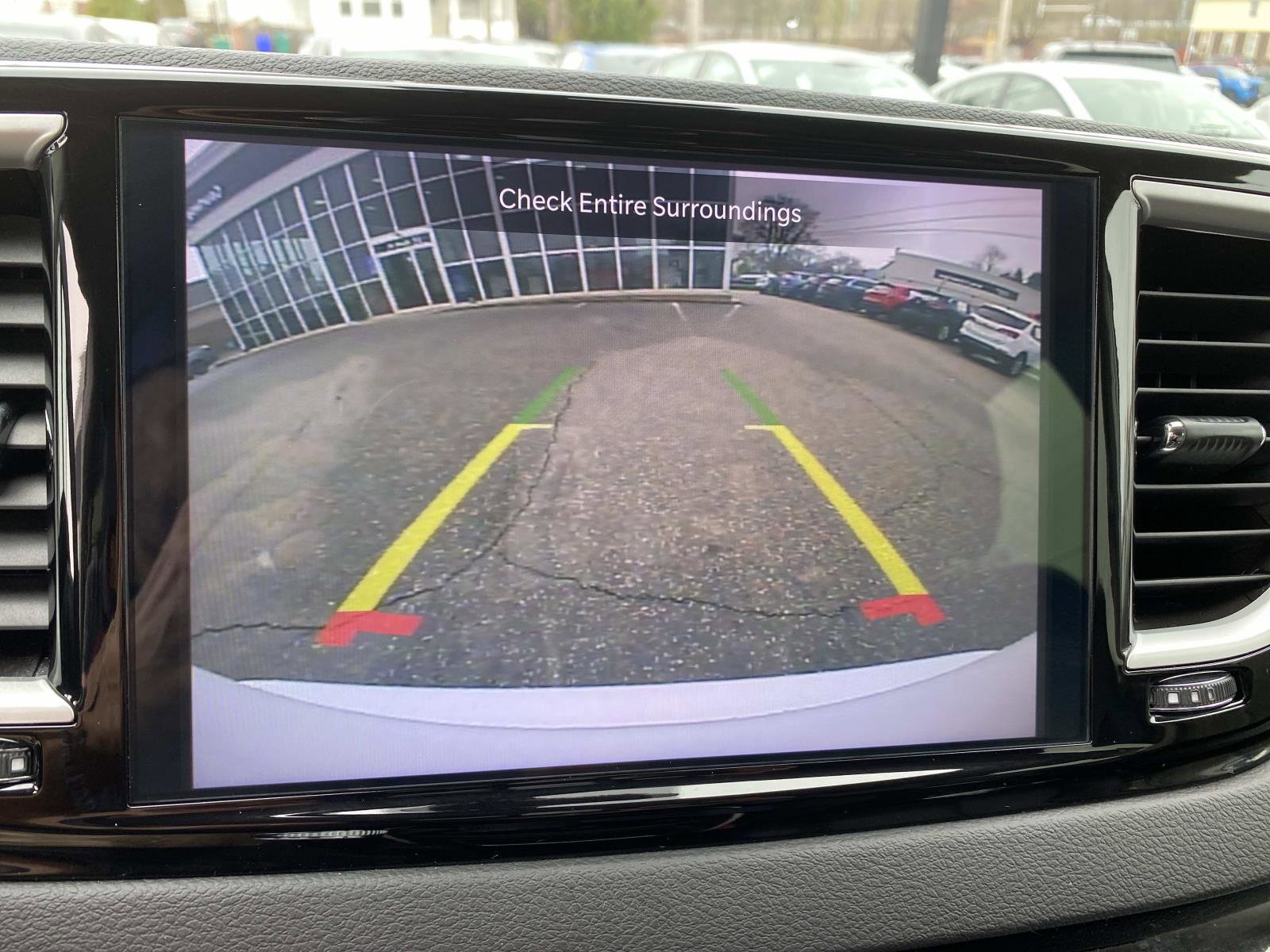Used 2024 Chrysler Pacifica Touring-L FWD image 12