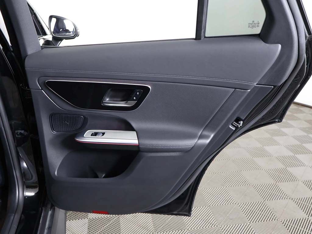 Used 2025 Mercedes-Benz GLC 300 4MATIC image 28