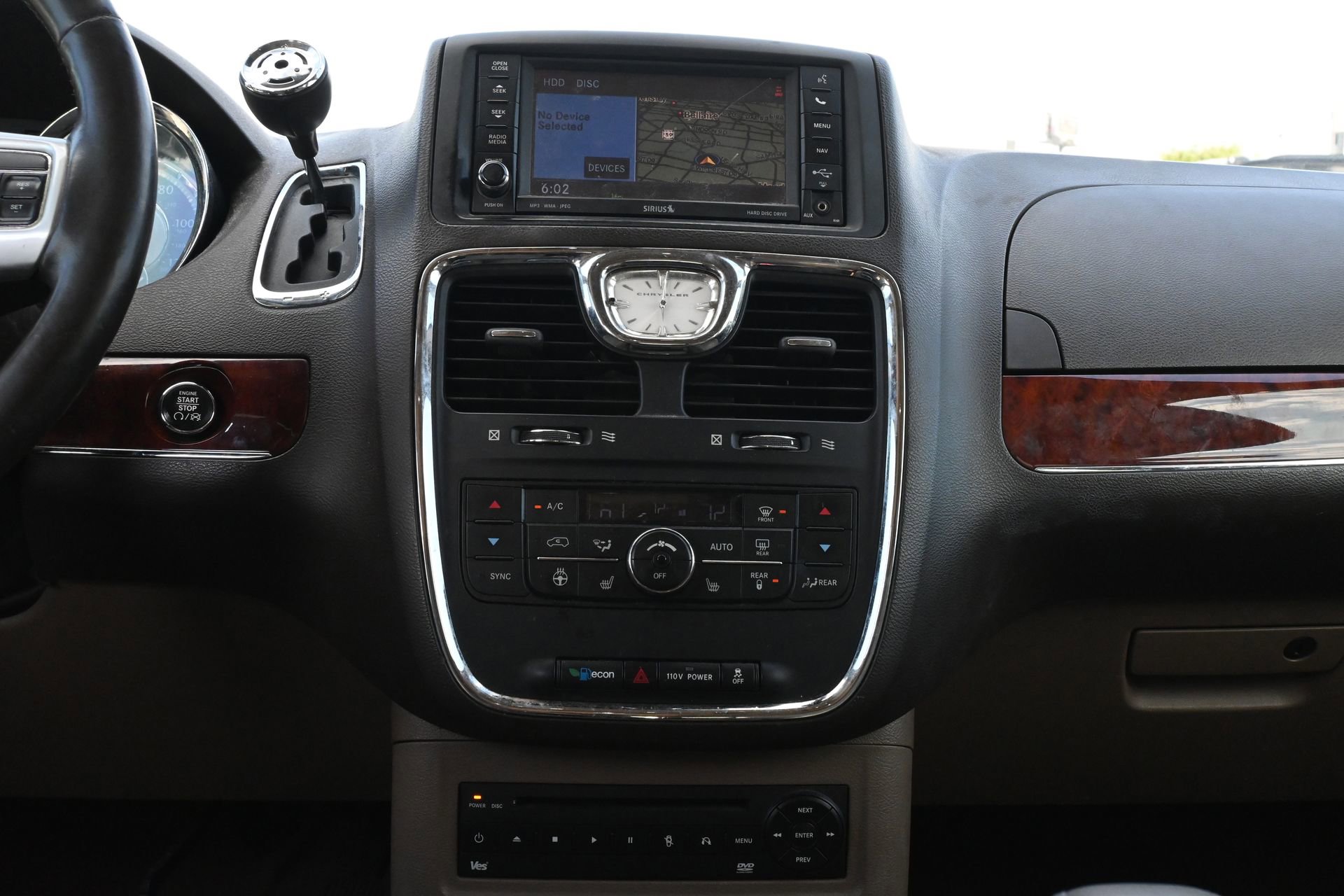 Used 2012 Chrysler Town & Country Touring-L w/ Entertainment Group #2 FWD image 12