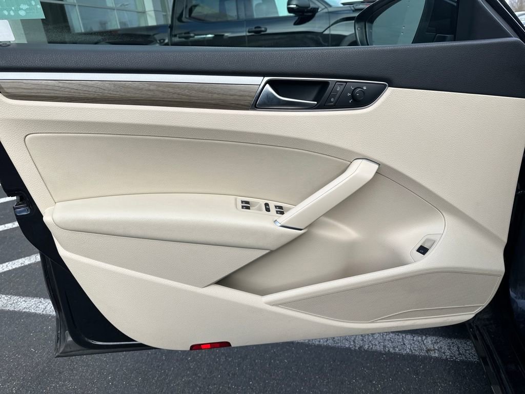 Used 2018 Volkswagen Passat 2.0T SE w/ SE Lighting Package image 11