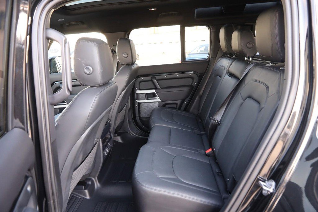Used 2024 Land Rover Defender 110 SE image 12
