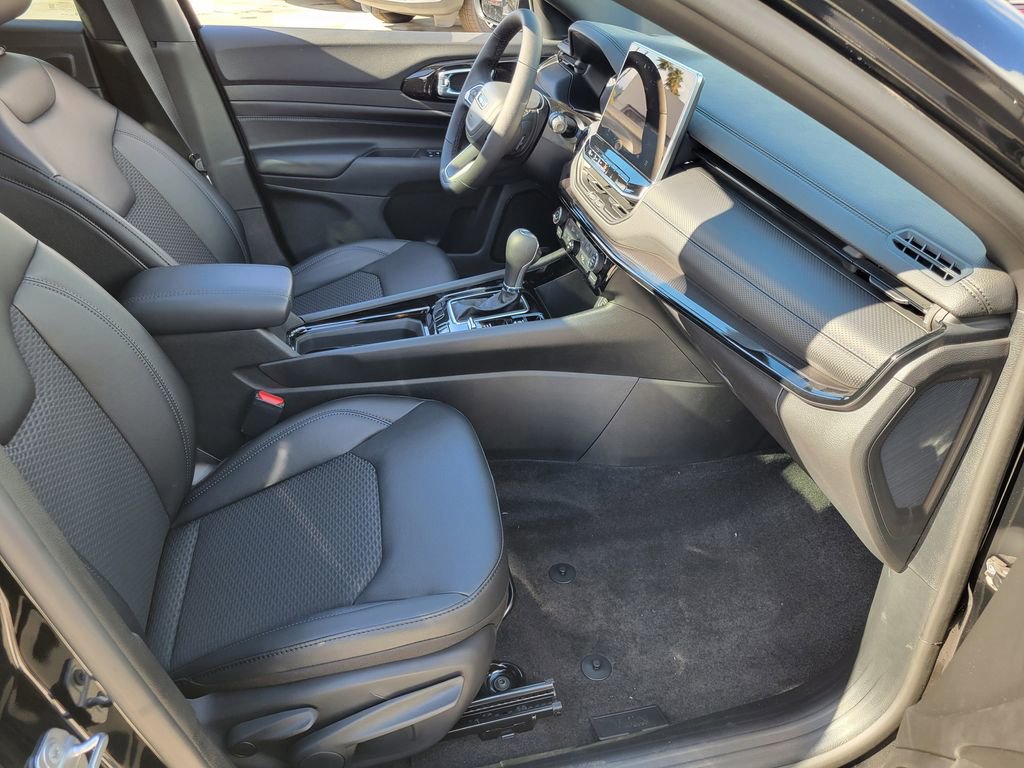 New 2026 Jeep Compass Latitude w/ Sun and Sound Group image 17