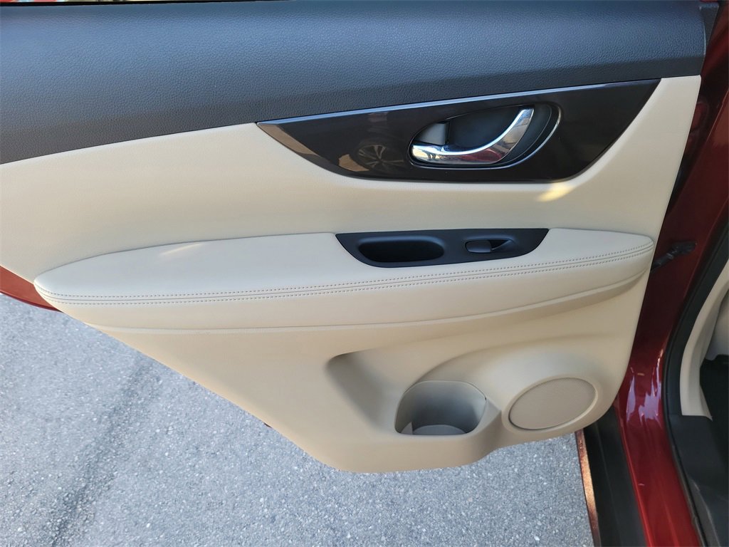 Used 2019 Nissan Rogue SV w/ Premium Package image 11