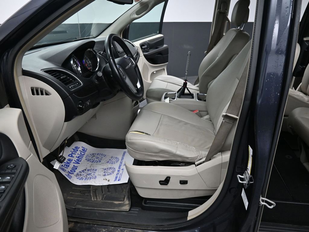 Used 2013 Chrysler Town & Country Touring image 29