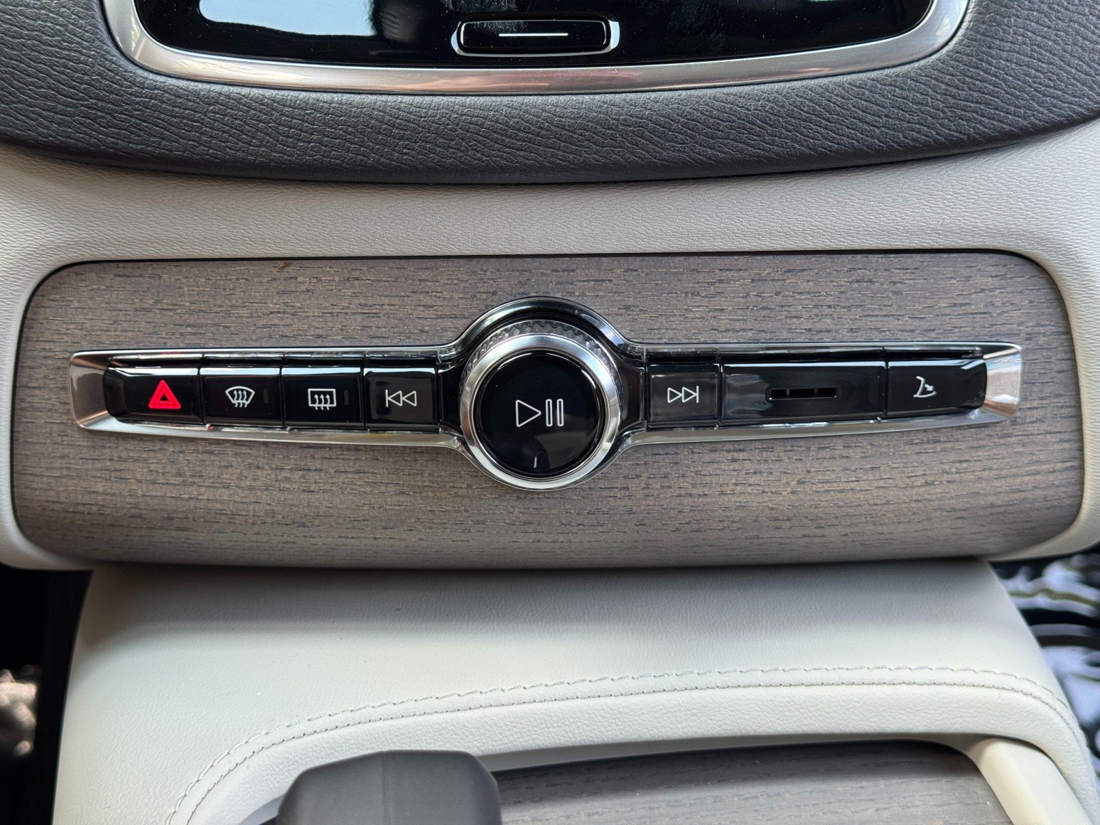 Used 2025 Volvo XC90 B6 Plus AWD/4WD image 30