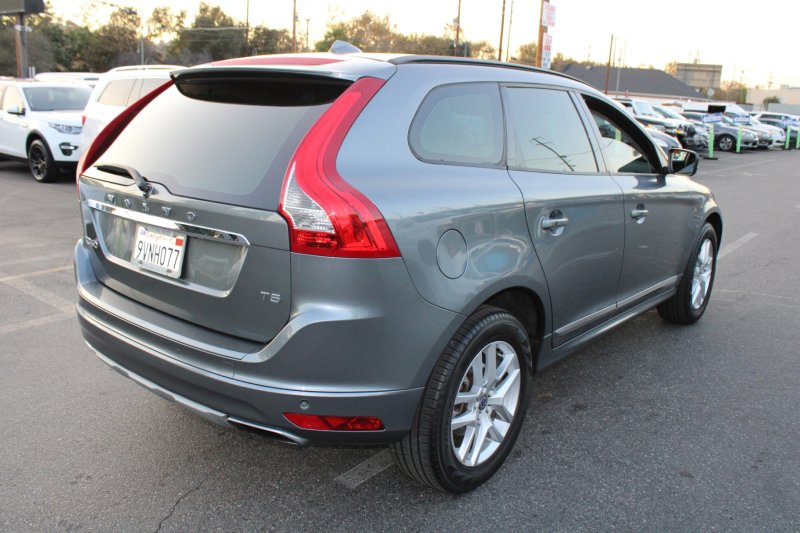 Used 2017 Volvo XC60 T5 w/ Tailgate Package image 5