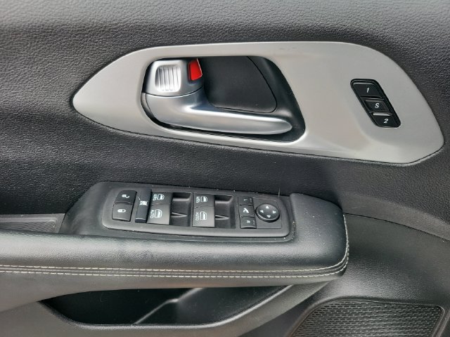 Used 2025 Chrysler Pacifica Limited FWD image 16