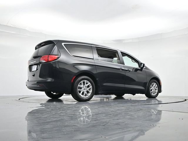Used 2022 Chrysler Voyager LX image 31