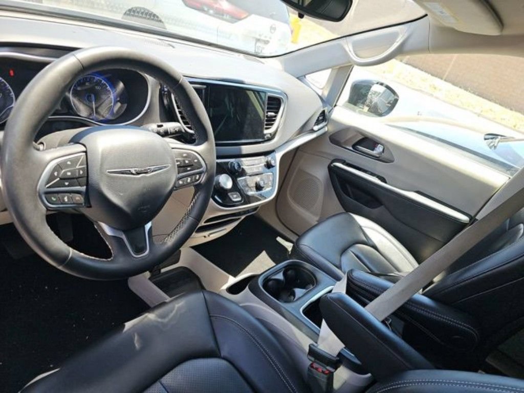 Used 2024 Chrysler Pacifica Touring-L FWD image 6