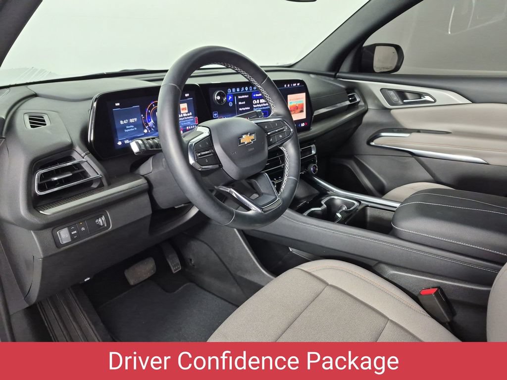 Used 2025 Chevrolet Traverse LT w/ Driver Confidence Package FWD image 17