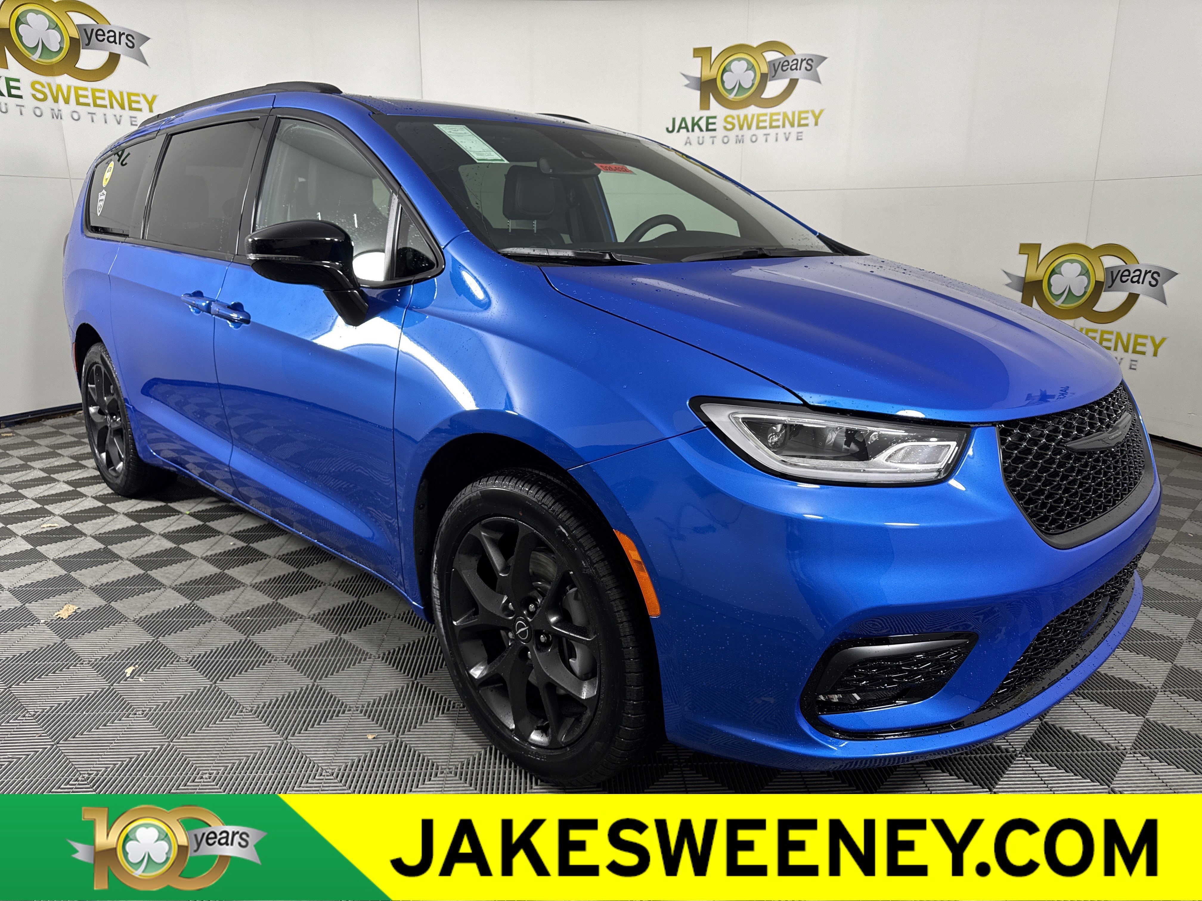 New 2026 Chrysler Pacifica Select w/ S Appearance Package