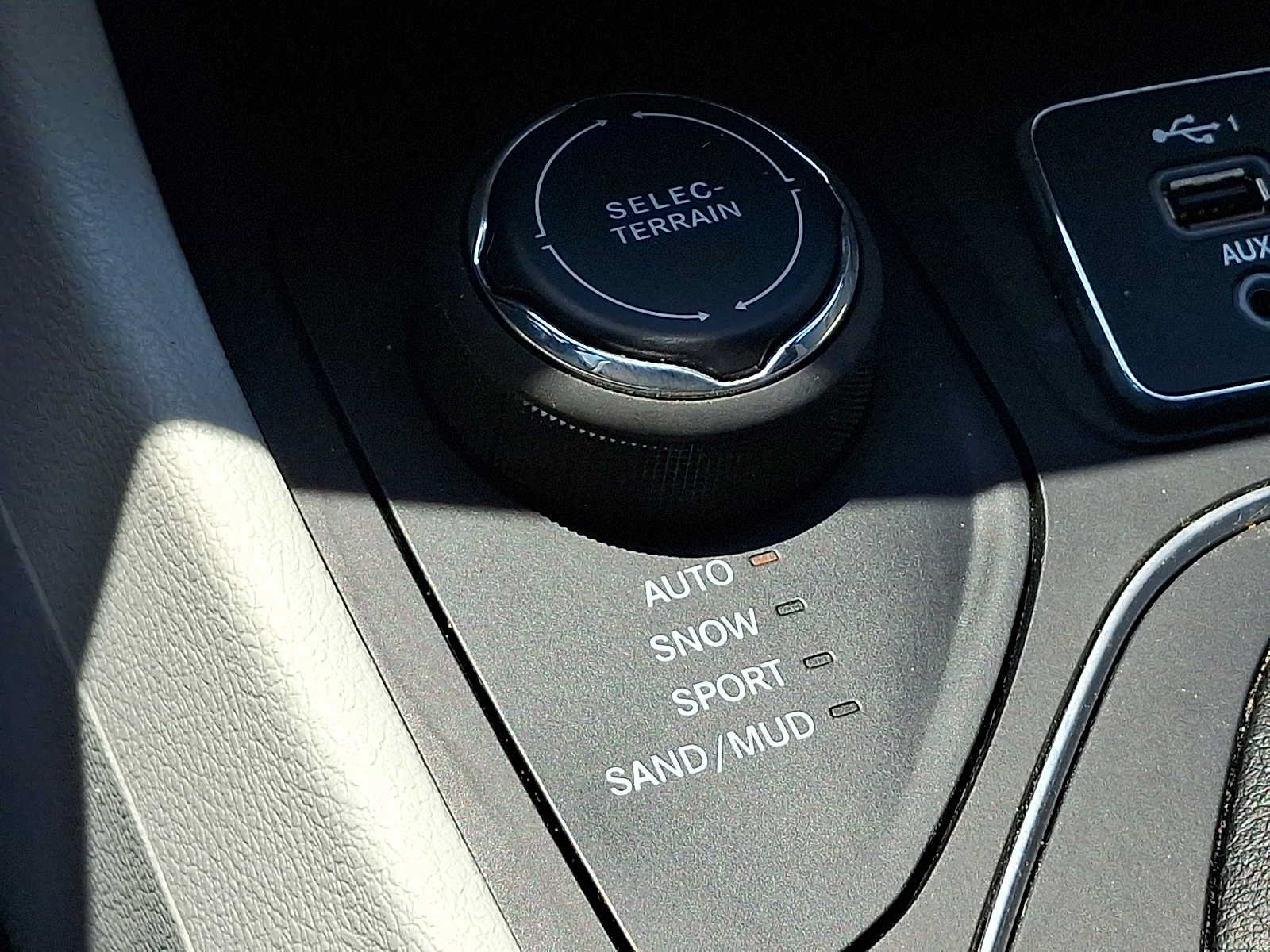 Used 2021 Jeep Cherokee Latitude Lux w/ Sun & Sound Group AWD/4WD image 32
