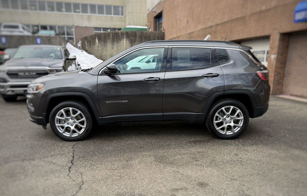 Used 2023 Jeep Compass Latitude image 16