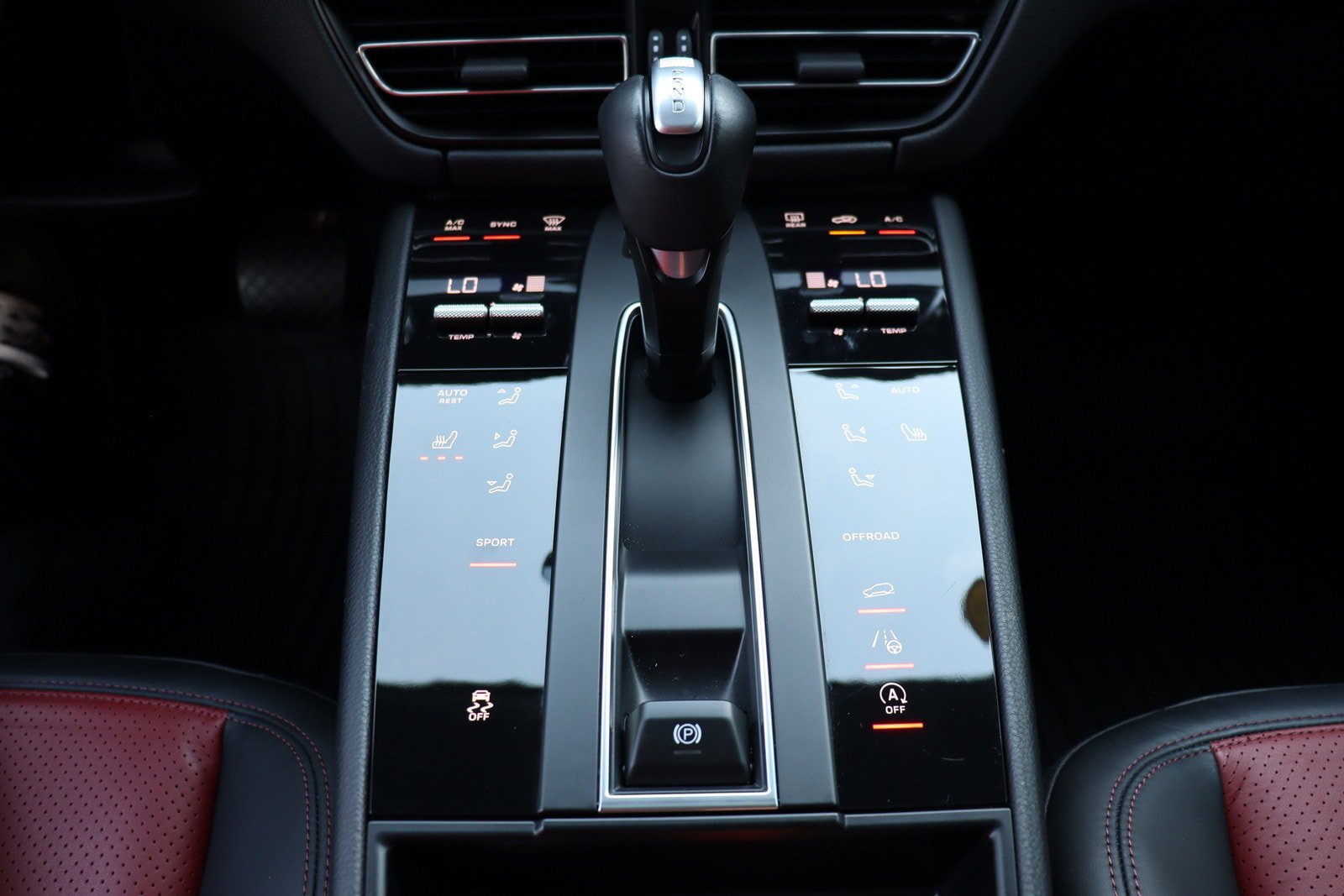 Used 2023 Porsche Macan Turbo AWD/4WD image 40