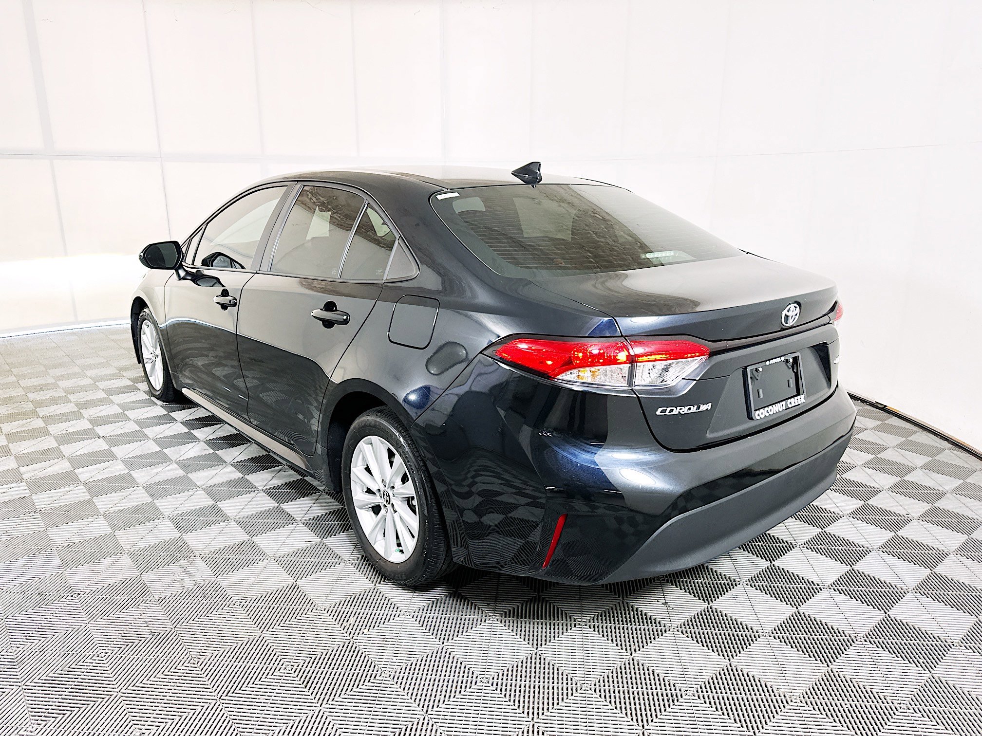 Used 2024 Toyota Corolla LE w/ LE Convenience Package FWD image 5