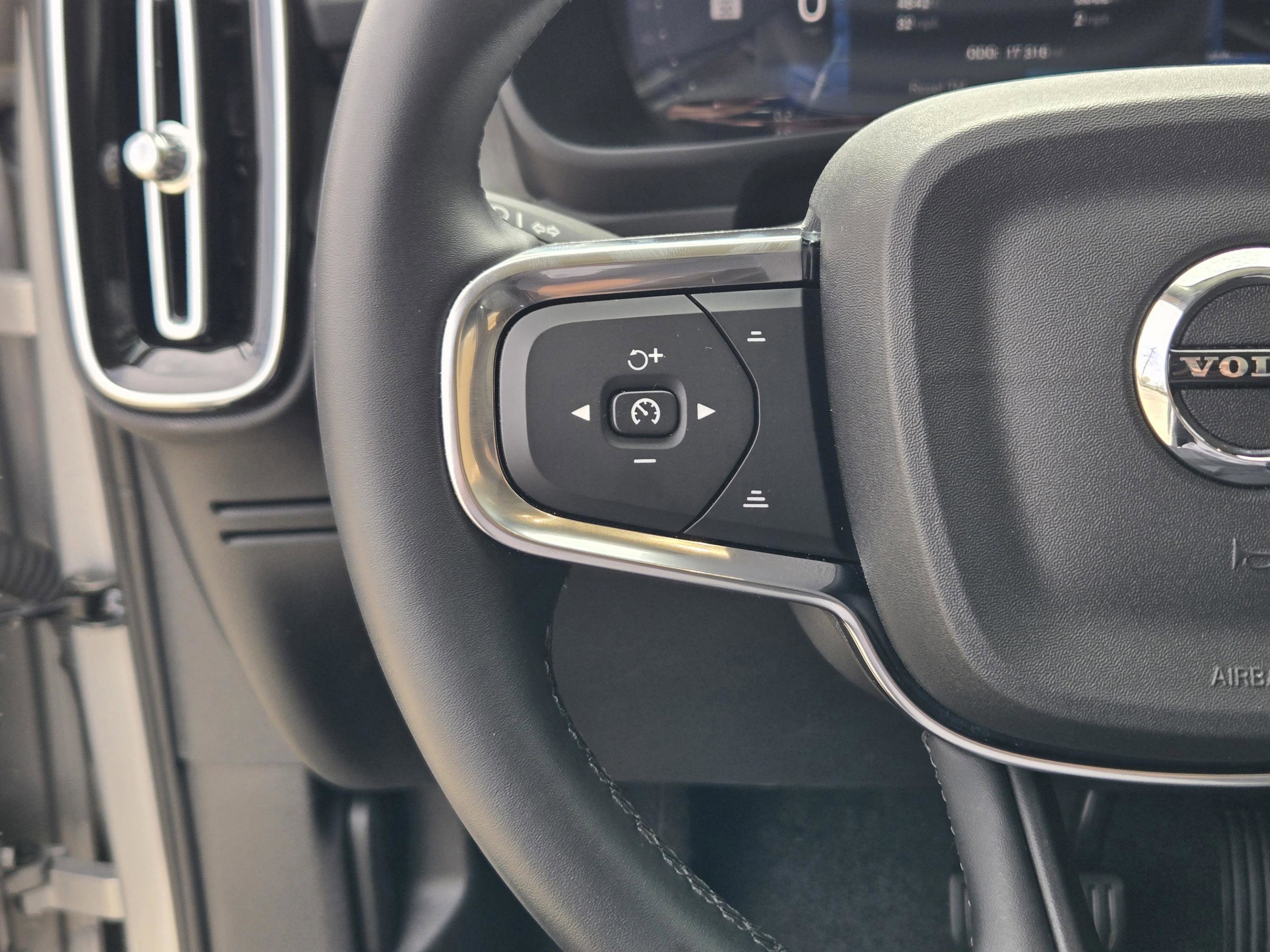 Used 2025 Volvo XC40 B5 Plus image 37