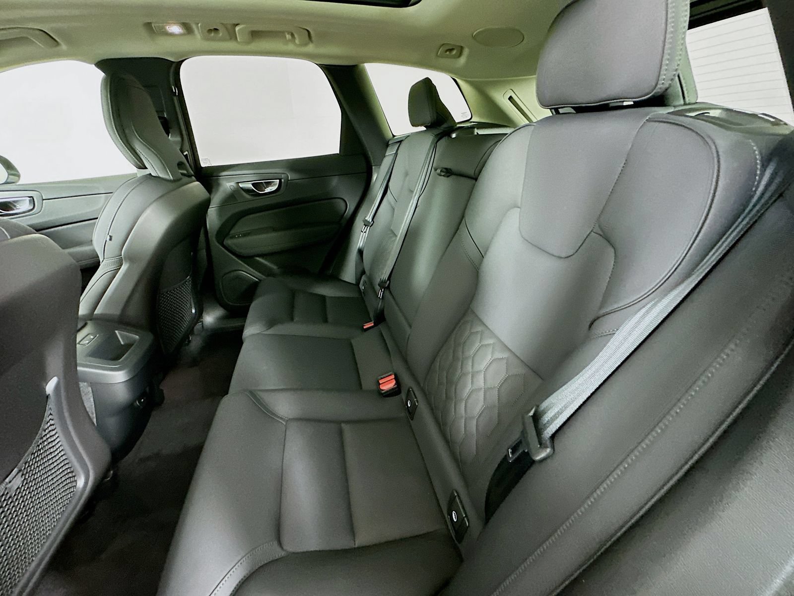 New 2026 Volvo XC60 B5 Plus w/ Protection Package Premier AWD/4WD image 34