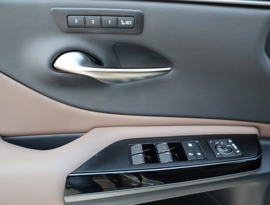 Used 2025 Lexus ES 300h w/ Premium Package FWD image 13