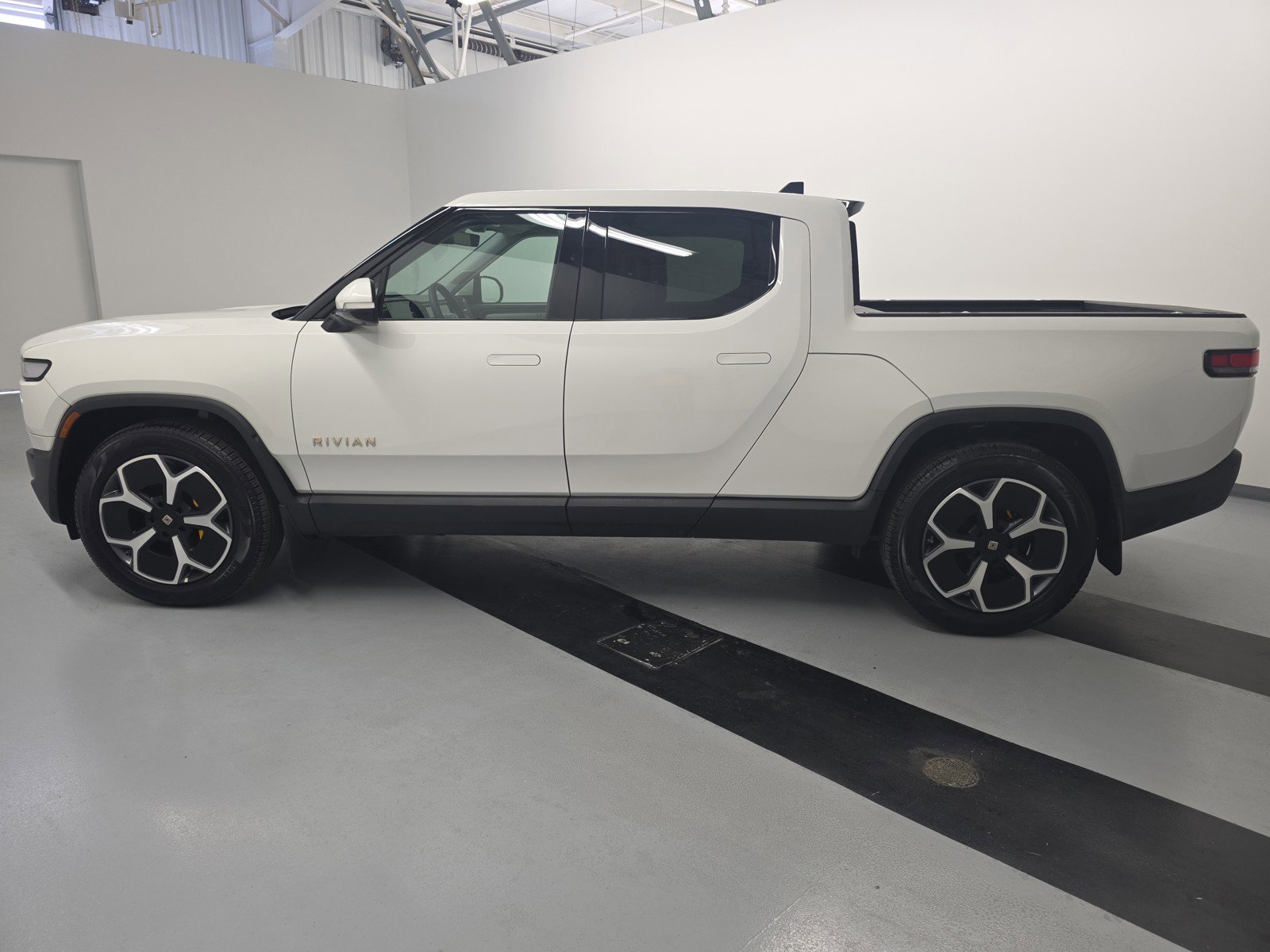 Used 2023 Rivian R1T Adventure image 2