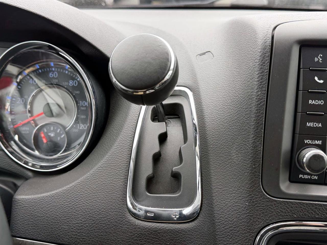 Used 2013 Chrysler Town & Country Touring-L w/ Driver Convenience Group FWD image 21