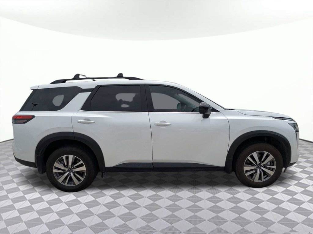 Used 2026 Nissan Pathfinder SL FWD image 2