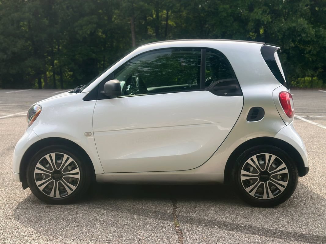 Used 2017 smart fortwo pure RWD image 4